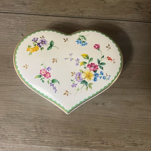 Vintage Garden Delight by Christopher Stuart Heart Shaped Bone China Trinket Box - Picture 3 of 8